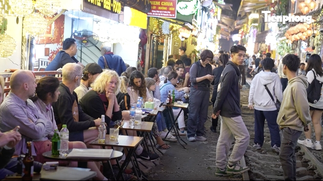 Hà Nội yêu cầu không tổ chức tour đến cà phê đường tàu