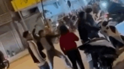 Va chạm giao thông, 3 thanh niên say rượu đánh người giữa phố