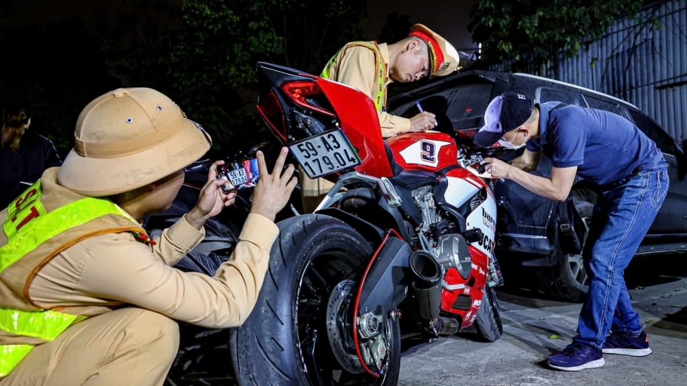 CSGT Hà Nội xử lý gần 30 thanh niên vi phạm trong một đêm