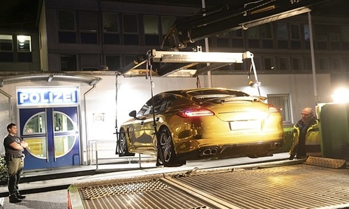 Chiếc xe mạ vàng bị tịch thu ở Đức vì gây chói mắt