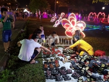 Rào công viên vui chơi tổ chức Festival trình chiếu ánh sáng để “thu vé”