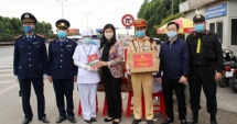 Chủ tịch Ủy ban MTTQ TP Hà Nội Nguyễn Lan Hương thăm, động viên lực lượng làm nhiệm vụ tại các chốt kiểm soát