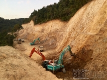 Doanh nghiệp ngang nhiên “xẻ thịt” rừng phòng hộ ở Điện Biên để làm đường