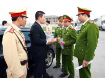 Bộ Công an đề xuất bỏ quy định xe 4 chỗ phải có bình chữa cháy