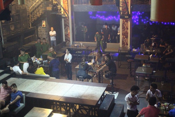 "Bar chui" Airport Chùa Bộc hoạt động công khai nhiều năm trước sự "bất lực" của chính quyền bar chui airport chua boc hoat dong cong khai nhieu nam truoc su bat luc cua chinh quyen