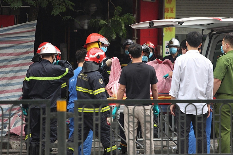 Lực lượng cứu hộ đưa một thi thể ra khỏi ngôi nhà sáng 4/4. Ảnh: Nguyễn Định - VNE