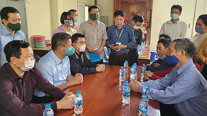 Phó Chủ tịch UBND thành phố Nguyễn Mạnh Quyền thăm hỏi, động viên gia đình nạn nhân (ảnh hanoi.gov,vn)