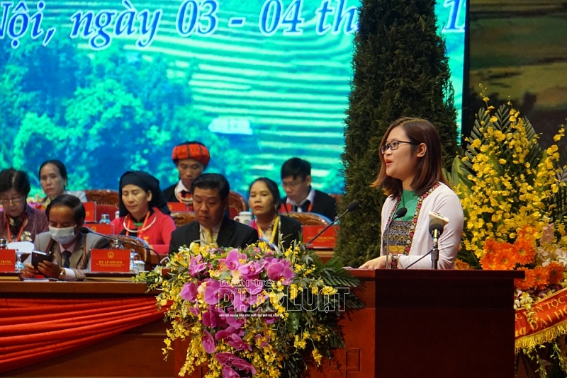 Cô giáo Hà Ánh Phượng trong lần phát biểu tham luận tại Đại hội Đại biểu toàn quốc các DTTS Việt Nam lần thứ II năm 2020