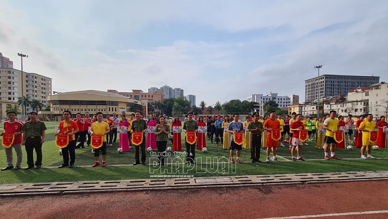 Ban Tổ chức tặng cờ lưu niệm cho các đội bóng dự giải