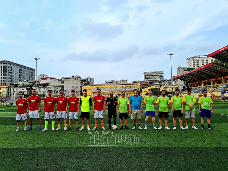 Hai đội bóng chào sân