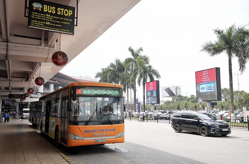 Di chuyển bằng phương tiện công cộng sẽ hạn chế ùn tắc giao thông, đặc biệt vào dịp cao điểm