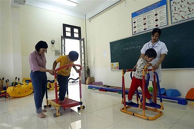 Tập phục hồi chức năng cho các học sinh khuyết tật