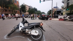 VIDEO: ‘Ô tô điên’ húc văng hàng loạt xe máy vụ tai nạn ở ngã tư Võ Chí Công - Xuân La