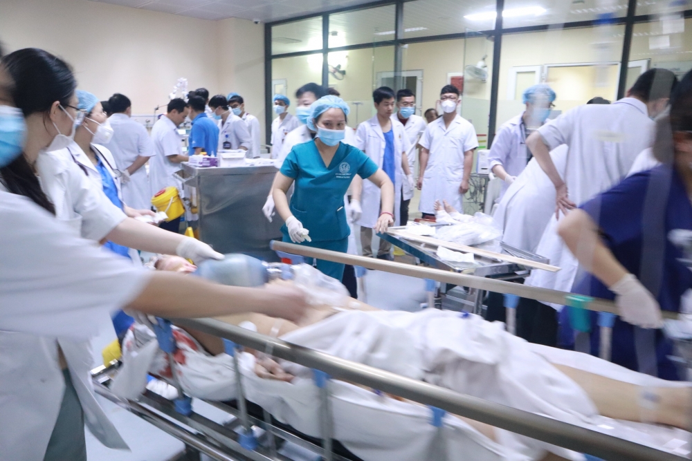 Rất đông y bác sĩ được huy động để cứu chữa nạn nhân