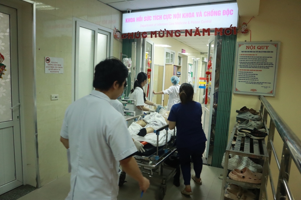 Nạn nhân vụ tai nạn được đưa vào cấp cứu tại Bệnh viện E