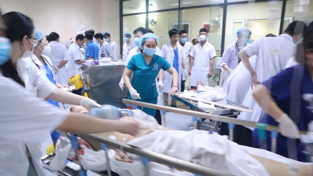 Vụ ‘ô tô điên’ húc văng hàng loạt xe máy ở Võ Chí Công: Hai người bị chấn thương rất nặng