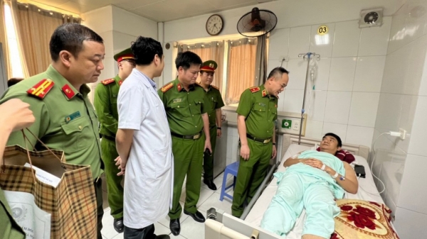 Lãnh đạo Công an TP Hà Nội thăm cán bộ bị thương khi làm nhiệm vụ