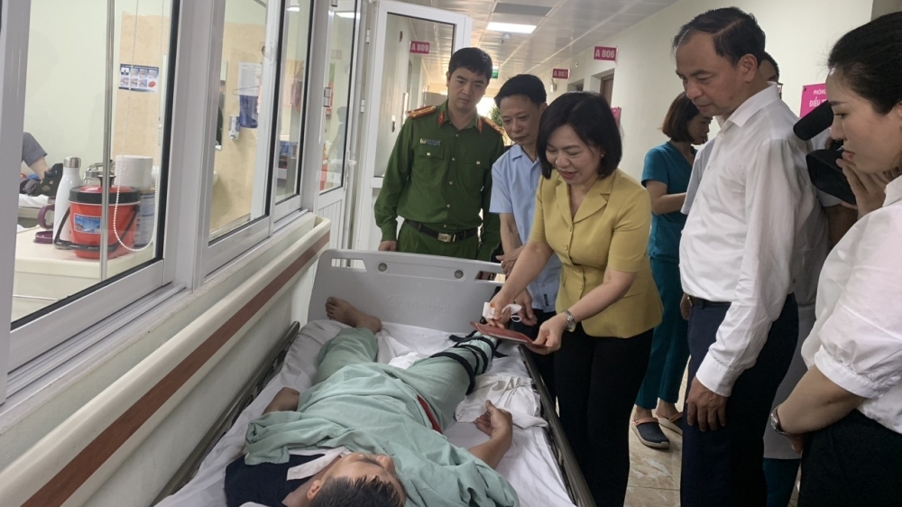 Lãnh đạo quận Tây Hồ thăm hỏi nạn nhân vụ tai nạn giao thông ở ngã tư Võ Chí Công