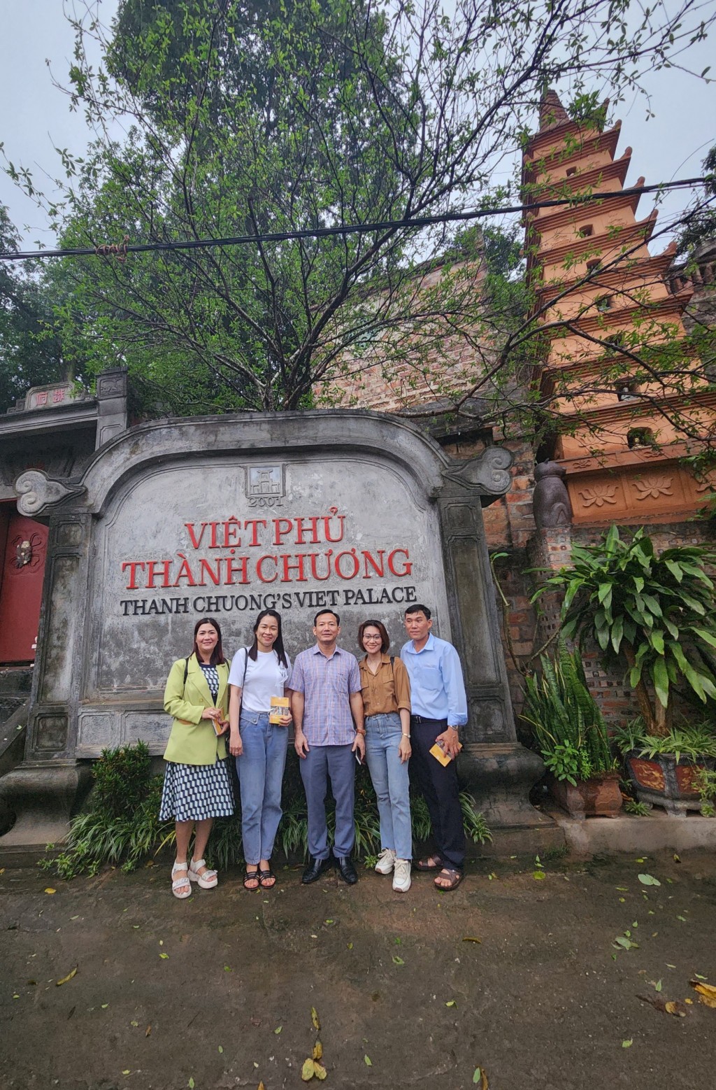 Thành viên đoàn famtrip check-in Việt Phủ Thành Chương