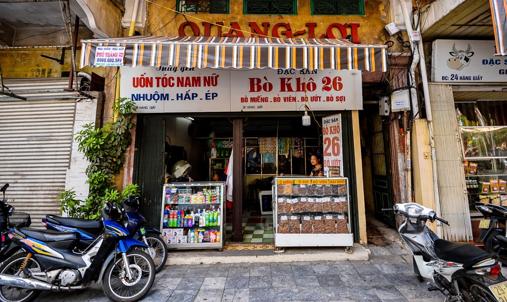 Những biển quảng cáo tuổi đời trăm năm ở Hà Nội