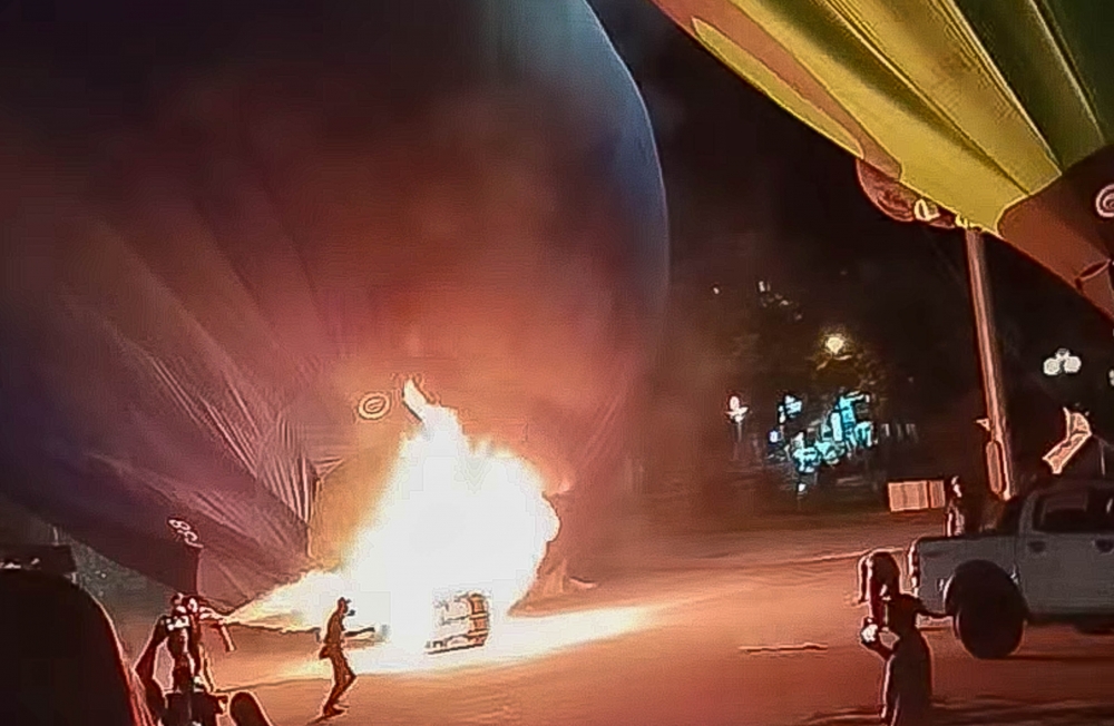 Sự cố cháy khinh khí cầu khiến 5 người bỏng nhẹ (ảnh cắt từ clip)