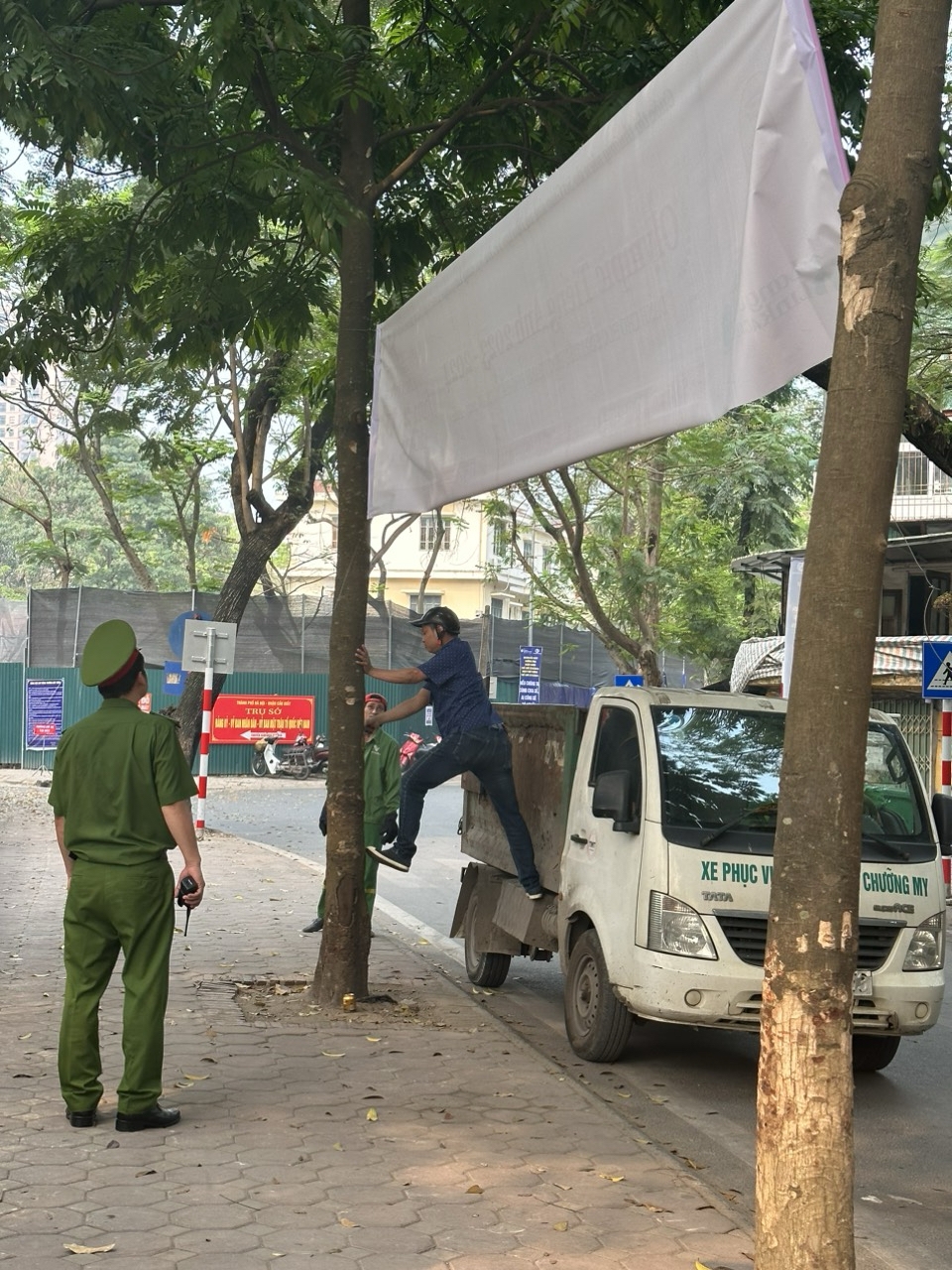 Ban Chỉ đạo 197 phường Nghĩa Tân tháo dỡ pano, áp phích quảng cáo trong ngày ra quân