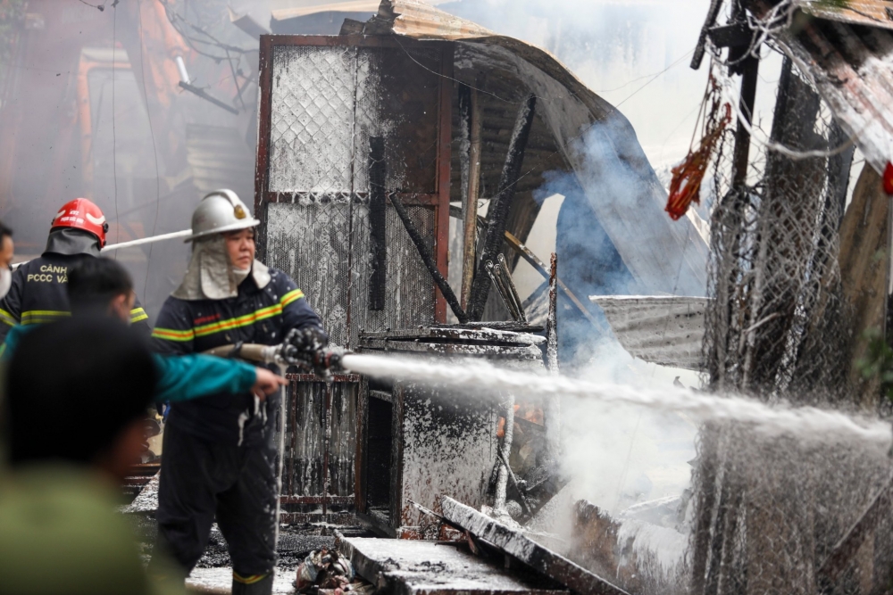 Lực lượng chữa cháy chuyên nghiệp triển khai phương án dập lửa