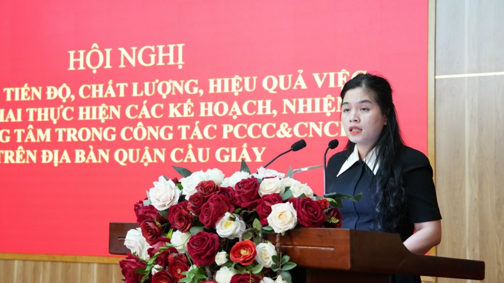 Bà Nguyễn Thị Nguyệt Ánh, Phó Chủ tịch UBND phường Quan Hoa tham luận tại hội nghị