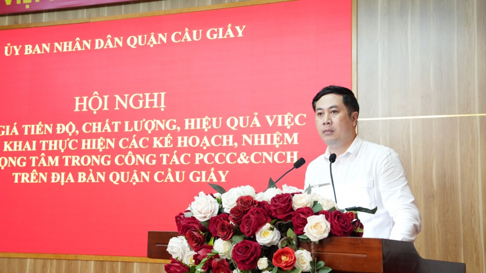 Ông Ngô Ngọc Phương, Phó Chủ tịch UBND quận Cầu Giấy phát biểu tại hội nghị