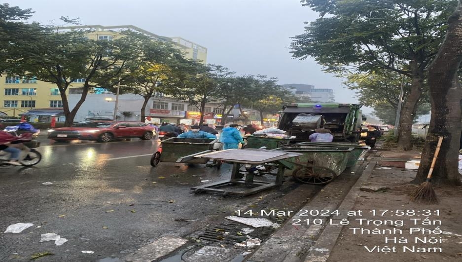 Xe thu gom rác hoạt động không đúng giờ, gây cản trở giao thông trên tuyến phố Lê Trọng Tấn, quận Thanh Xuân.