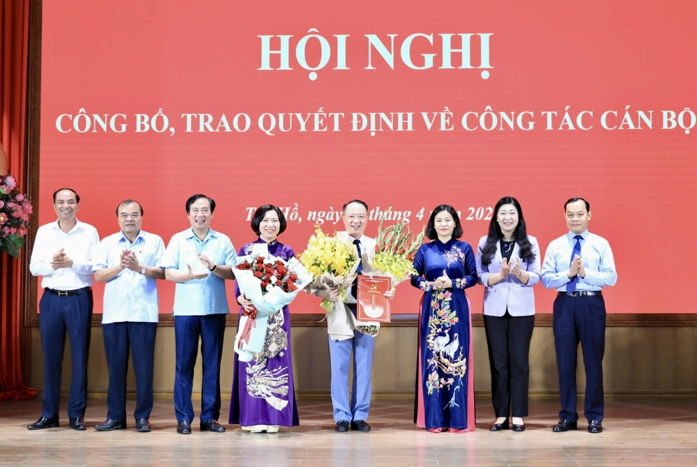 Các đồng chí lãnh đạo thành phố Hà Nội, quận Tây Hồ tặng hoa chúc mừng đồng chí Nguyễn Lê Hoàng.