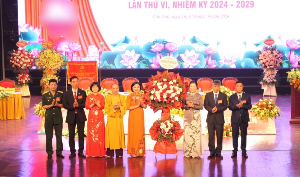 Đồng chí Trương Ngọc Ánh, Phó Chủ tịch Trung ương MTTQ Việt Nam tặng hoa chúc mừng Đại hội.