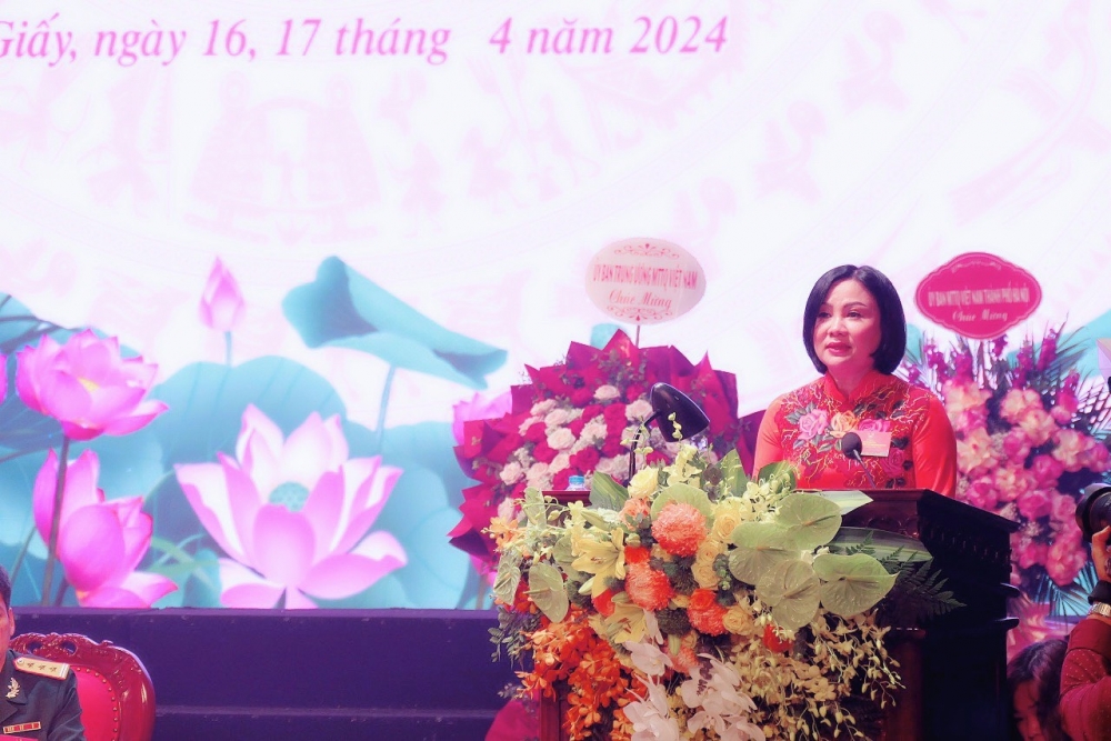 Bà Nguyễn Thị Thanh, Chủ tịch UB MTTQ Việt Nam quận Cầu Giấy trình bày diễn văn khai mạc Đại hội