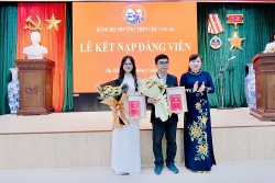 Kết nạp đảng cho 2 học sinh ưu tú tại Trường THPT Chu Văn An