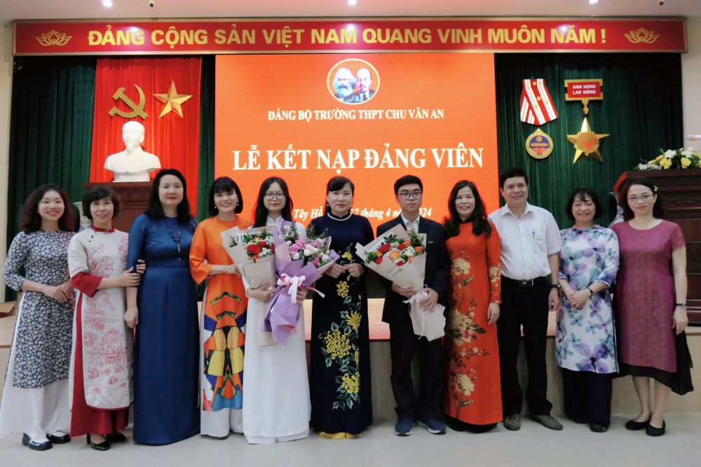Trường THPT Chu Văn An - Tây Hồ: Tổ chức kết nạp Đảng cho hai học sinh ưu tú