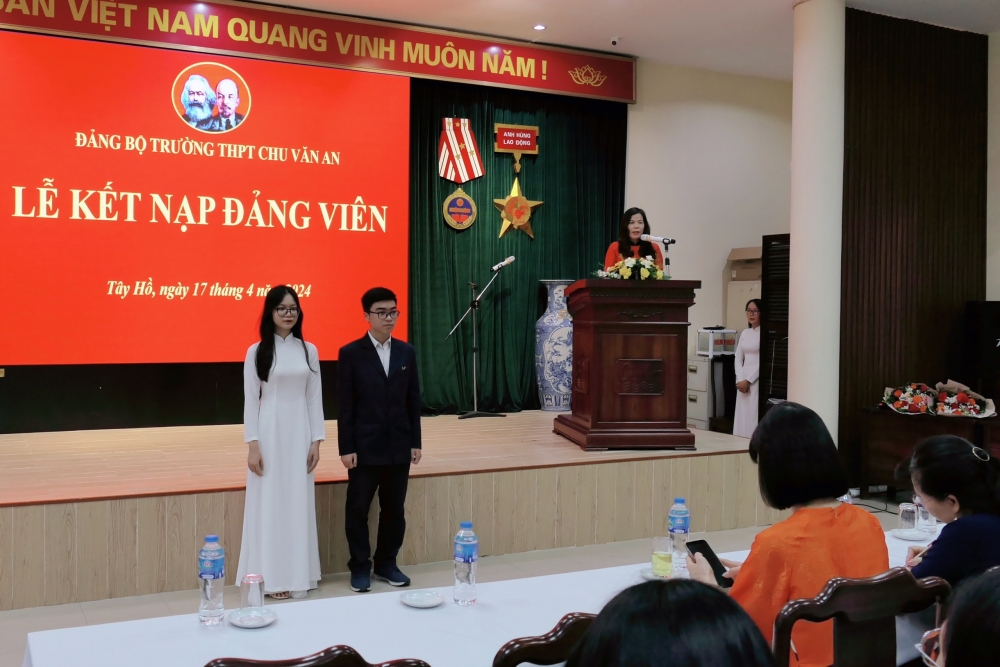 Trường THPT Chu Văn An - Tây Hồ: Tổ chức kết nạp Đảng cho hai học sinh ưu tú