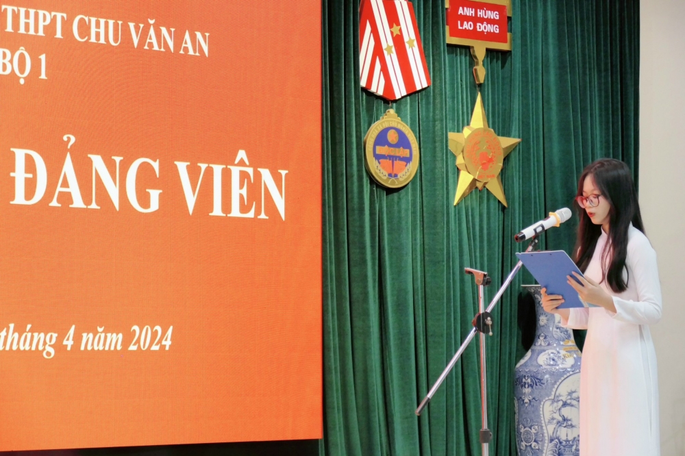 Trường THPT Chu Văn An - Tây Hồ: Tổ chức kết nạp Đảng cho hai học sinh ưu tú