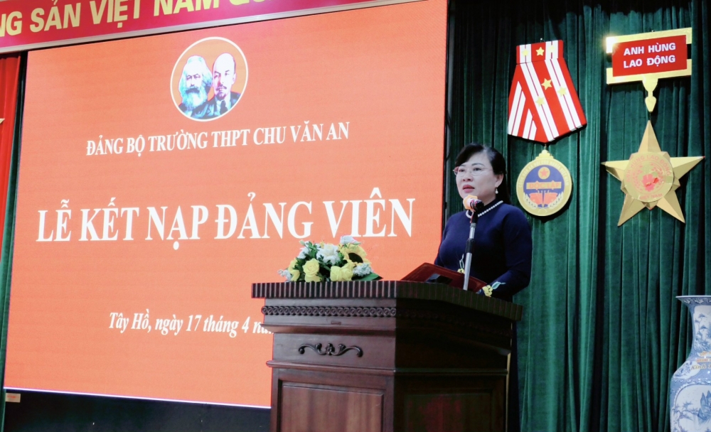 Trường THPT Chu Văn An - Tây Hồ: Tổ chức kết nạp Đảng cho hai học sinh ưu tú