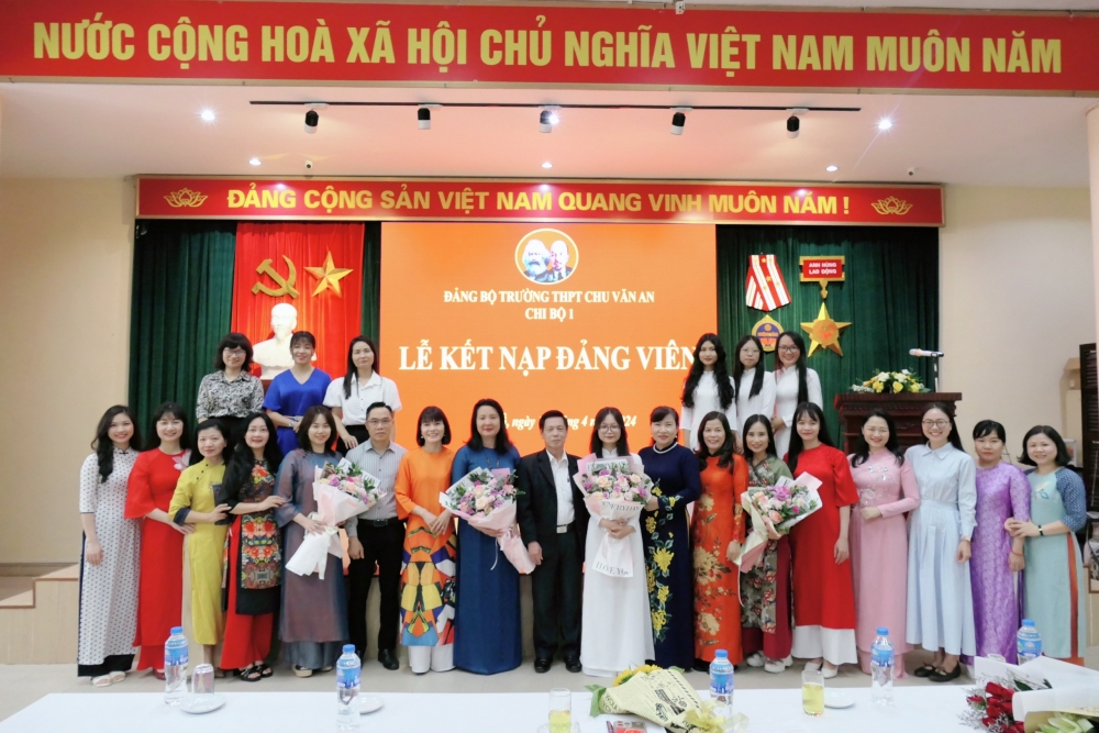 Trường THPT Chu Văn An - Tây Hồ: Tổ chức kết nạp Đảng cho hai học sinh ưu tú