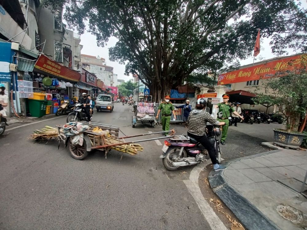 Việc sử dụng xe tự chế, chở hàng cồng kềnh gây ảnh hưởng đến người tham gia giao thông, tiềm ẩn nguy cơ tai nạn cao