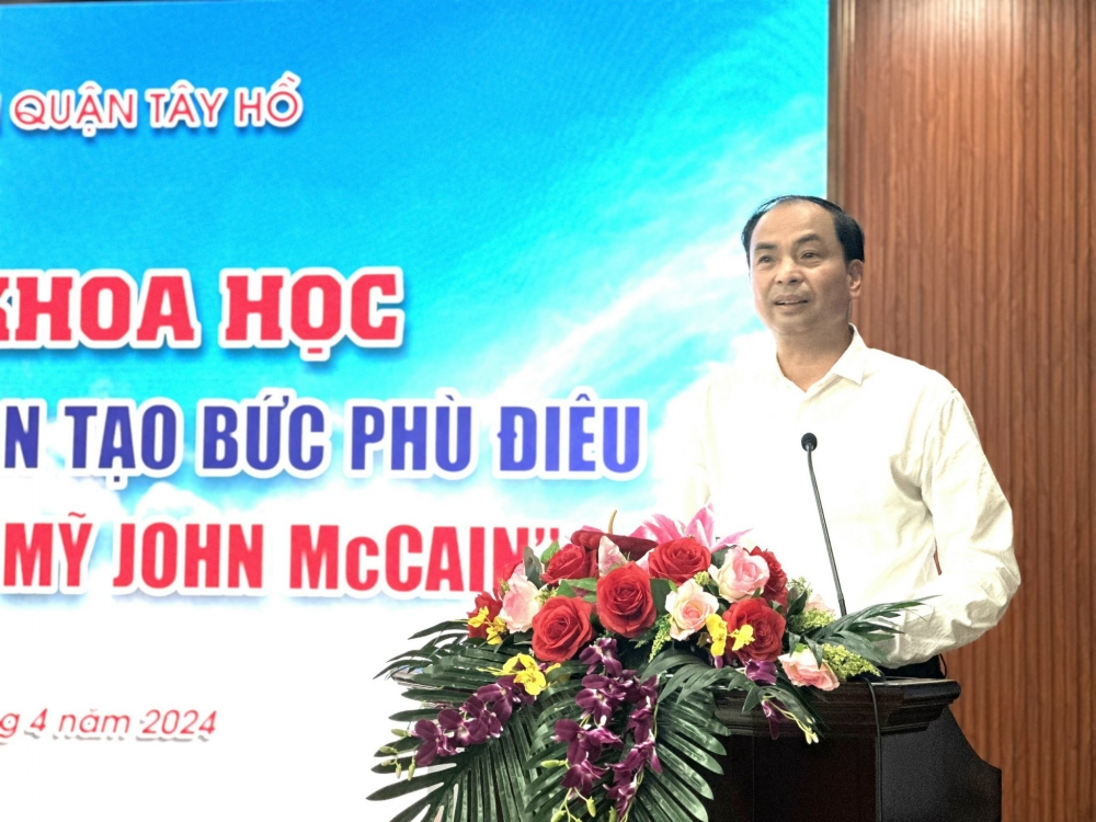 Ông Nguyễn Đình Khuyến phát biểu tại buổi hội thảo khoa học