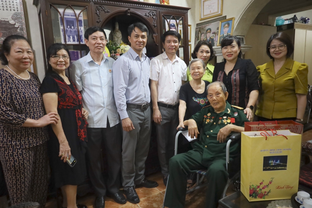 Quận Tây Hồ: Thăm, tặng quà gia đình chiến sĩ tham gia Chiến dịch Điện Biên Phủ