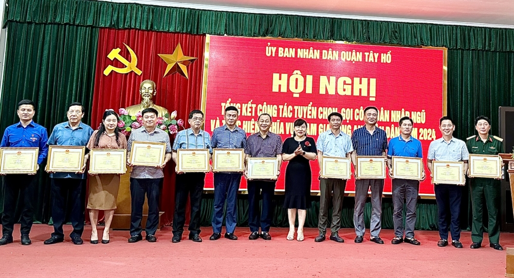 Trưởng ban Tuyên giáo Quận uỷ Trần Thị Thu Hường trao thưởng cho các tập thể có thành tích