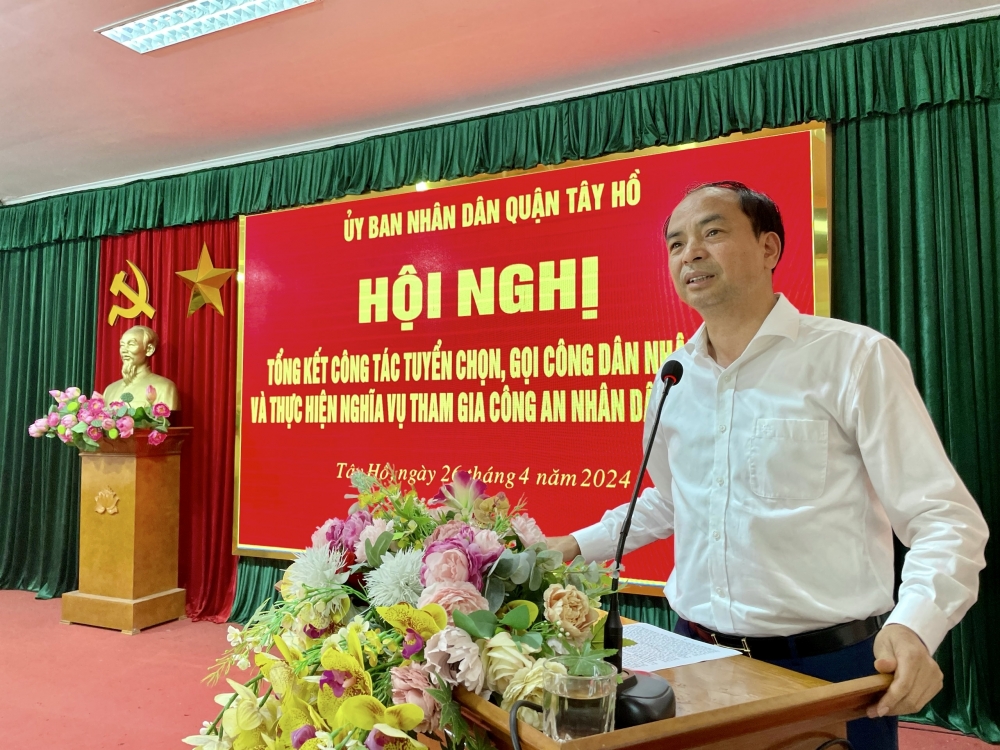 Ông Nguyễn Đình Khuyến, Chủ tịch UBND quận Tây Hồ phát biểu chỉ đạo tại hội nghị