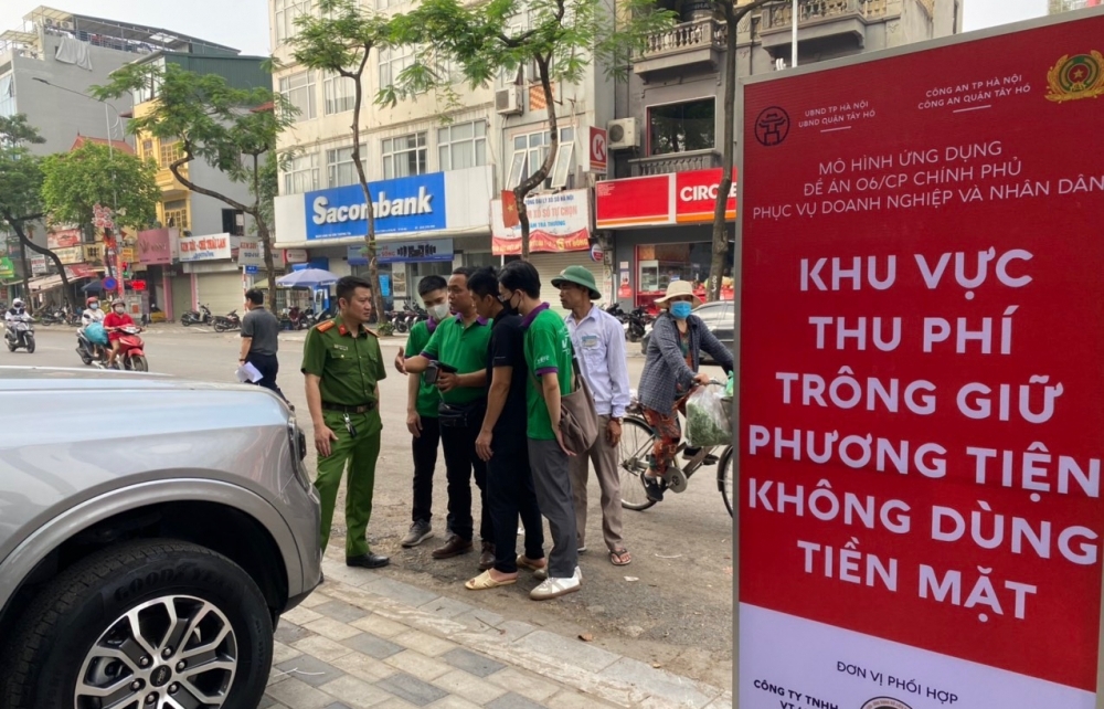 Các cơ sở trông giữ xe ở quận Tây Hồ cam kết không thu phí quá quy định