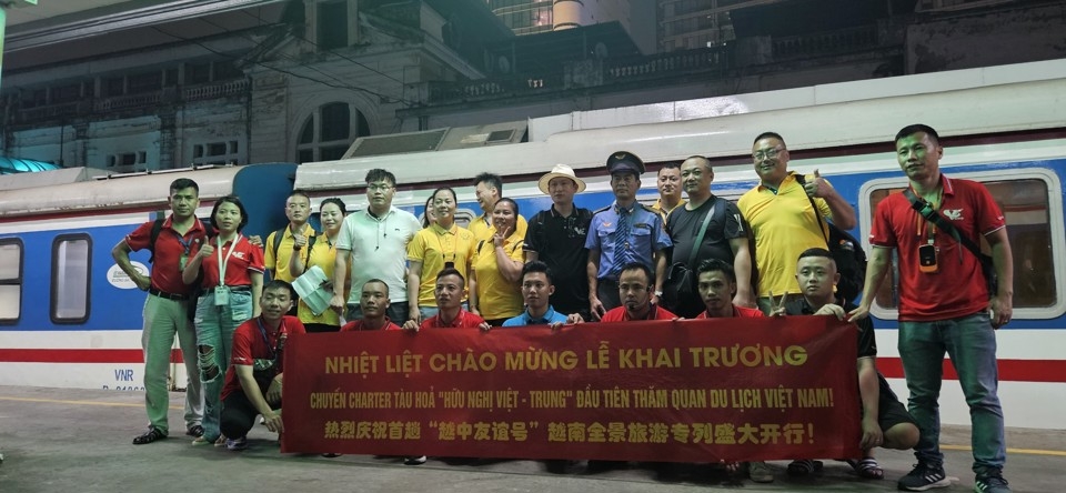 Du khách tham gia tour 10 ngày, 9 đêm Hà Nội - TP Hồ Chí Minh bằng tàu hỏa. Ảnh HA