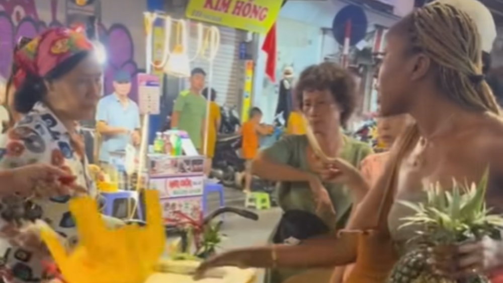 Công an vào cuộc xác minh vụ bán dứa giá "cắt cổ" trên phố đi bộ