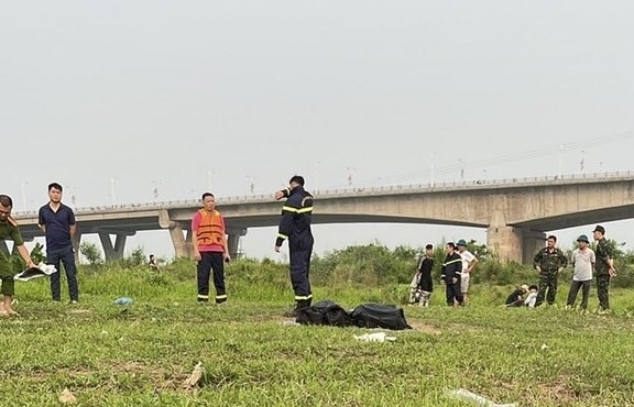 Hai học sinh lớp 11 ở Hà Nội bị đuối nước khi bơi sông Hồng