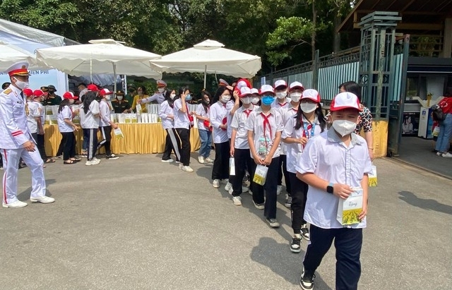 Tặng quà du khách và người dân viếng thăm Lăng Bác ngày 30/4-1/5