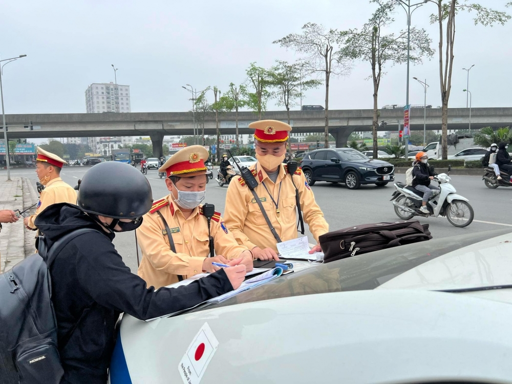 Lực lượng chức năng xử lý vi phạm